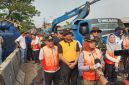 Foto Istimewa Wali Kota Jakarta Barat, Iin Mutmainah saat meninjau kegiatan gerebek Lumpur di kali Apuran Kapuk