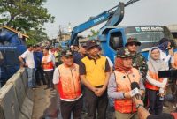 Foto Istimewa Wali Kota Jakarta Barat, Iin Mutmainah saat meninjau kegiatan gerebek Lumpur di kali Apuran Kapuk