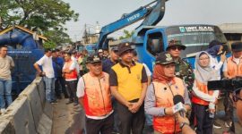 Foto Istimewa Wali Kota Jakarta Barat, Iin Mutmainah saat meninjau kegiatan gerebek Lumpur di kali Apuran Kapuk