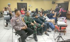 Camat Cengkareng Gelar Nobar Piala Dunia 2026 dan Bagikan Sembako