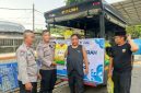 Bhabinkamtibmas Polres Metro Tangerang Kota melayani masyarakat dalam penjualan beras Bulog SPHP melalui program Jaga Jakarta+ On The Spot di Budi Asih RT 02/02, Kelurahan Sukaasih, Kecamatan Tangerang
