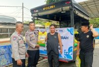 Bhabinkamtibmas Polres Metro Tangerang Kota melayani masyarakat dalam penjualan beras Bulog SPHP melalui program Jaga Jakarta+ On The Spot di Budi Asih RT 02/02, Kelurahan Sukaasih, Kecamatan Tangerang