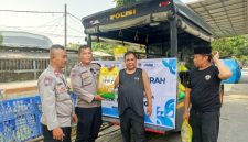 Bhabinkamtibmas Polres Metro Tangerang Kota melayani masyarakat dalam penjualan beras Bulog SPHP melalui program Jaga Jakarta+ On The Spot di Budi Asih RT 02/02, Kelurahan Sukaasih, Kecamatan Tangerang