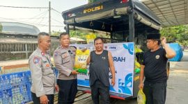 Bhabinkamtibmas Polres Metro Tangerang Kota melayani masyarakat dalam penjualan beras Bulog SPHP melalui program Jaga Jakarta+ On The Spot di Budi Asih RT 02/02, Kelurahan Sukaasih, Kecamatan Tangerang