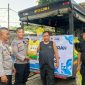 Bhabinkamtibmas Polres Metro Tangerang Kota melayani masyarakat dalam penjualan beras Bulog SPHP melalui program Jaga Jakarta+ On The Spot di Budi Asih RT 02/02, Kelurahan Sukaasih, Kecamatan Tangerang