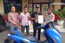 Polsek Ciledug, Polres Metro Tangerang Kota, mengungkap dugaan penggelapan sepeda motor bermodus gadai. Yamaha NMAX milik korban, Edy Maulana, di temukan dan di kembalikan