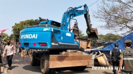 Penertiban Bangunan Liar yang menutup jalan tanggul timur kapuk 