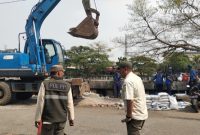 Pasca Pembongkaran Bangunan Liar di Jalan Tanggul Timur RT 07 RW 10 kelurahan kapuk Cengkareng Jakarta Barat. Pemerintah Kelurahan Kapuk Melakukan Bersih-Bersih dengan alat berat 