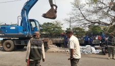 Pasca Pembongkaran Bangunan Liar di Jalan Tanggul Timur RT 07 RW 10 kelurahan kapuk Cengkareng Jakarta Barat. Pemerintah Kelurahan Kapuk Melakukan Bersih-Bersih dengan alat berat 