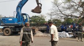 Pasca Pembongkaran Bangunan Liar di Jalan Tanggul Timur RT 07 RW 10 kelurahan kapuk Cengkareng Jakarta Barat. Pemerintah Kelurahan Kapuk Melakukan Bersih-Bersih dengan alat berat 