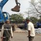 Pasca Pembongkaran Bangunan Liar di Jalan Tanggul Timur RT 07 RW 10 kelurahan kapuk Cengkareng Jakarta Barat. Pemerintah Kelurahan Kapuk Melakukan Bersih-Bersih dengan alat berat 
