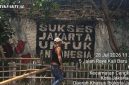 Seorang warga sedang memperbaiki pagar taman yang rusak