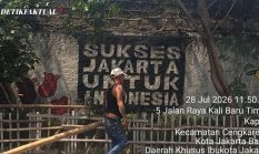Warga Perbaiki Pagar Taman yang Rusak di Jalan Tanggul Timur Kapuk, Dinas Terkait Kemana?