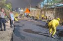 Puluhan personel bina marga melakukan pengaspalan Jalan Tanggul Timur, kelurahan kapuk, Cengkareng, Jakarta Barat