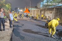 Puluhan personel bina marga melakukan pengaspalan Jalan Tanggul Timur, kelurahan kapuk, Cengkareng, Jakarta Barat