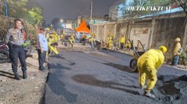 Puluhan personel bina marga melakukan pengaspalan Jalan Tanggul Timur, kelurahan kapuk, Cengkareng, Jakarta Barat