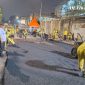 Puluhan personel bina marga melakukan pengaspalan Jalan Tanggul Timur, kelurahan kapuk, Cengkareng, Jakarta Barat