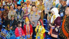 Kapolri Jenderal Polisi Listyo Sigit Prabowo memberikan kesempatan istimewa kepada tiga anak untuk menunjukkan bakat sekaligus menyampaikan mimpi-mimpi besar mereka
