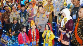 Kapolri Jenderal Polisi Listyo Sigit Prabowo memberikan kesempatan istimewa kepada tiga anak untuk menunjukkan bakat sekaligus menyampaikan mimpi-mimpi besar mereka