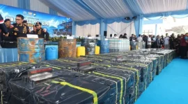 TNI Angkatan Laut (AL) bersama tim gabungan berhasil menggagalkan penyelundupan sekitar 2,6 ton methamphetamine atau sabu cair di perairan