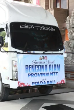 Polri Serentak Kerahkan 44 Truk Bantuan Kemanusiaan untuk Korban Gempa Flores NTT