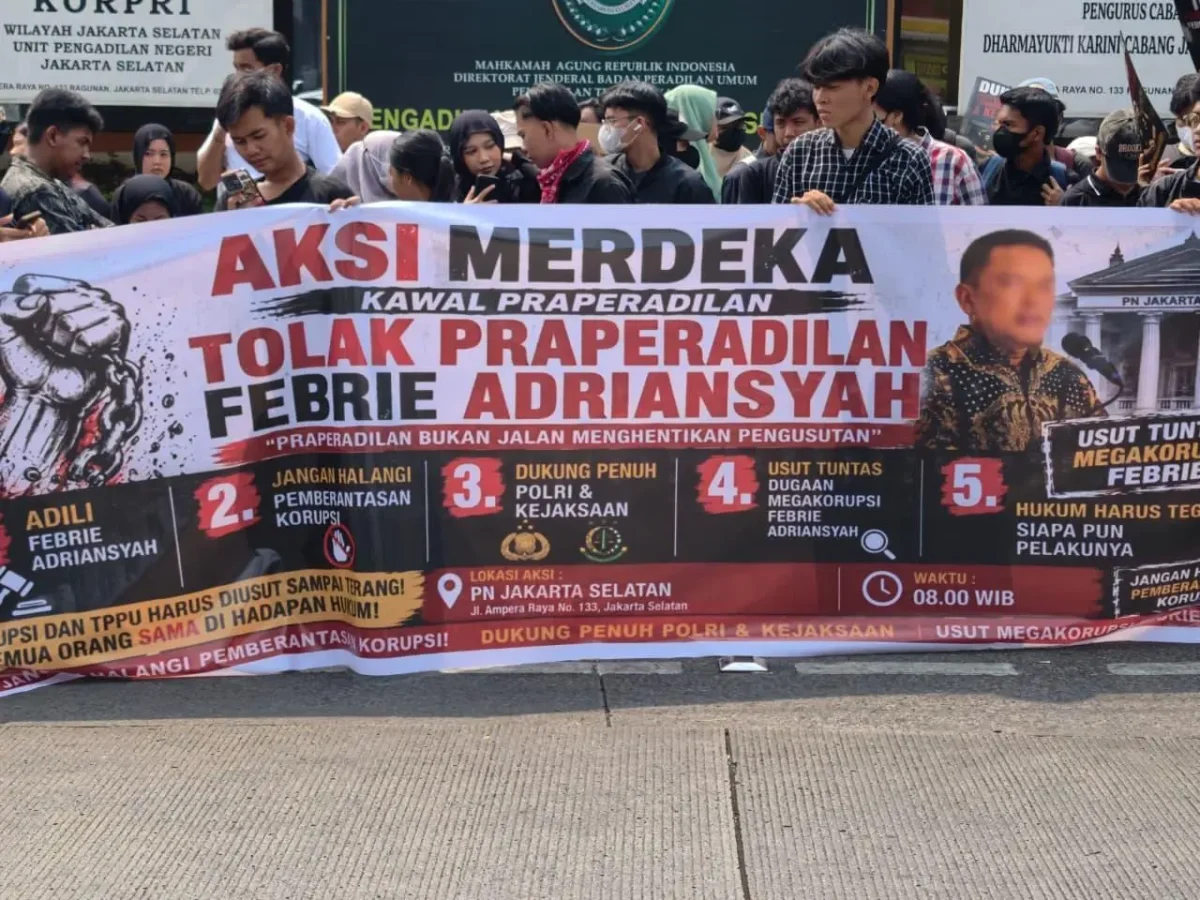 Massa menggelar aksi penyampaian pendapat di sekitar Pengadilan Negeri Jakarta Selatan. Dalam aksinya, mereka meminta proses hukum berjalan independen serta menyampaikan penolakan terhadap permohonan praperadilan yang diajukan Febrie Adriansyah.