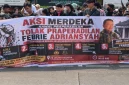 Massa menggelar aksi penyampaian pendapat di sekitar Pengadilan Negeri Jakarta Selatan. Dalam aksinya, mereka meminta proses hukum berjalan independen serta menyampaikan penolakan terhadap permohonan praperadilan yang diajukan Febrie Adriansyah.