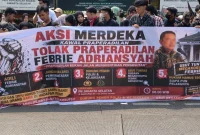 Massa menggelar aksi penyampaian pendapat di sekitar Pengadilan Negeri Jakarta Selatan. Dalam aksinya, mereka meminta proses hukum berjalan independen serta menyampaikan penolakan terhadap permohonan praperadilan yang diajukan Febrie Adriansyah.