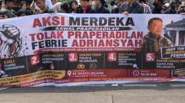 Massa menggelar aksi penyampaian pendapat di sekitar Pengadilan Negeri Jakarta Selatan. Dalam aksinya, mereka meminta proses hukum berjalan independen serta menyampaikan penolakan terhadap permohonan praperadilan yang diajukan Febrie Adriansyah.