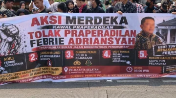 Massa menggelar aksi penyampaian pendapat di sekitar Pengadilan Negeri Jakarta Selatan. Dalam aksinya, mereka meminta proses hukum berjalan independen serta menyampaikan penolakan terhadap permohonan praperadilan yang diajukan Febrie Adriansyah.