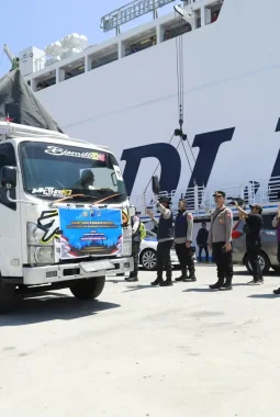 Sebanyak 12 Truk Bantuan dari Polda Jateng Tiba di Labuan Bejo