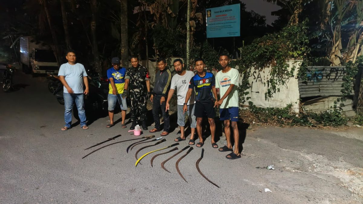 Polsek Tangerang menggagalkan dugaan tawuran pelajar di Komplek Kehakiman. Delapan celurit dan dua sepeda motor diamankan, polisi masih menyelidiki pelaku