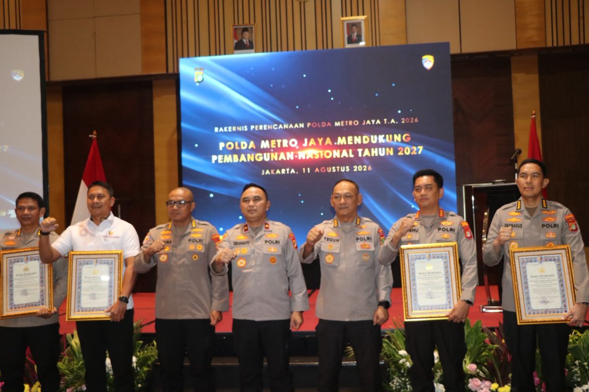 Polres Metro Tangerang Kota menerima penghargaan Pelayanan Prima Kategori A dalam Rapat Kerja Teknis