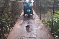 Kondisi jembatan gantung yang menjadi urat nadi penghubung Desa Cilangkap, Kecamatan Kalanganyar, dengan Desa Tambak Bayah, Kecamatan Cibadak, Kabupaten Lebak, Banten, kian memprihatinkan. (Foto.Detikfaktual/Asdi)
