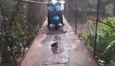Kondisi jembatan gantung yang menjadi urat nadi penghubung Desa Cilangkap, Kecamatan Kalanganyar, dengan Desa Tambak Bayah, Kecamatan Cibadak, Kabupaten Lebak, Banten, kian memprihatinkan. (Foto.Detikfaktual/Asdi)