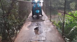 Kondisi jembatan gantung yang menjadi urat nadi penghubung Desa Cilangkap, Kecamatan Kalanganyar, dengan Desa Tambak Bayah, Kecamatan Cibadak, Kabupaten Lebak, Banten, kian memprihatinkan. (Foto.Detikfaktual/Asdi)