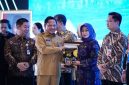 Wali Kota Iin Mutmainnah Terima Penghargaan Dukcapil Prima Awards 2026 (Foto. Pemkot Jakbar)