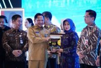 Wali Kota Iin Mutmainnah Terima Penghargaan Dukcapil Prima Awards 2026 (Foto. Pemkot Jakbar)