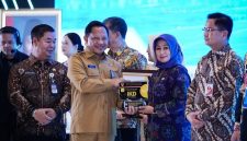Wali Kota Iin Mutmainnah Terima Penghargaan Dukcapil Prima Awards 2026 (Foto. Pemkot Jakbar)