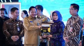 Wali Kota Iin Mutmainnah Terima Penghargaan Dukcapil Prima Awards 2026 (Foto. Pemkot Jakbar)