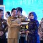 Wali Kota Iin Mutmainnah Terima Penghargaan Dukcapil Prima Awards 2026 (Foto. Pemkot Jakbar)