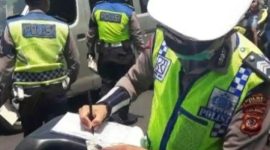 Foto ilustrasi saat polisi melakukan penindakan tilang (Dok.Istw)