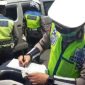 Foto ilustrasi saat polisi melakukan penindakan tilang (Dok.Istw)