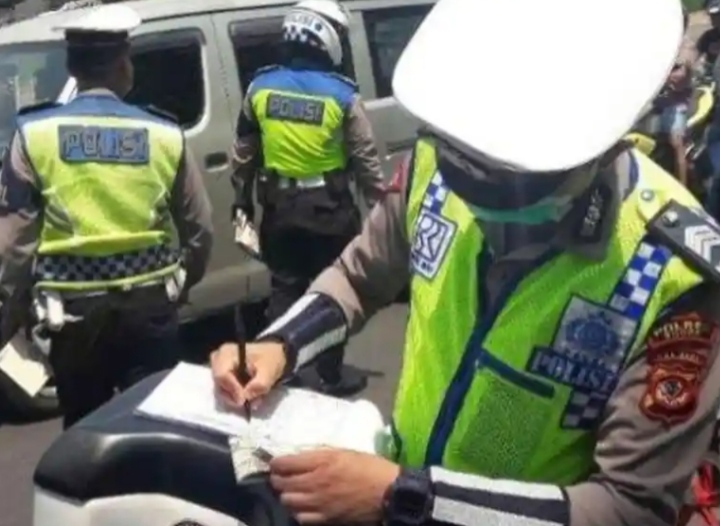 Foto ilustrasi saat polisi melakukan penindakan tilang (Dok.Istw)