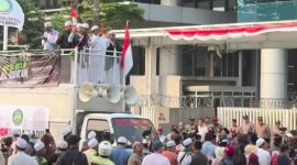 Aksi massa yang mengecam dugaan penistaan agama berlangsung di depan Gedung Orang Tua (OT), kawasan Outer Ring Road, Cengkareng, Jakarta Barat, Jumat (14/8/2026)
