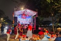 Antusias warga menikmati hiburan dangdut di lingkungan RT 007 RW 010, Kelurahan Kapuk 