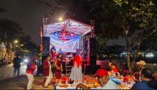Antusias warga menikmati hiburan dangdut di lingkungan RT 007 RW 010, Kelurahan Kapuk 