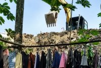 Aktivitas proyek proses pengurukan diduga tak berizin timbun rumah warga dilebak