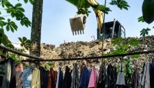 Aktivitas proyek proses pengurukan diduga tak berizin timbun rumah warga dilebak