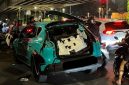 Foto tangkapan layar taksi hijau tertabrak Commuter Line saat ambil penumpang diperlintasan 